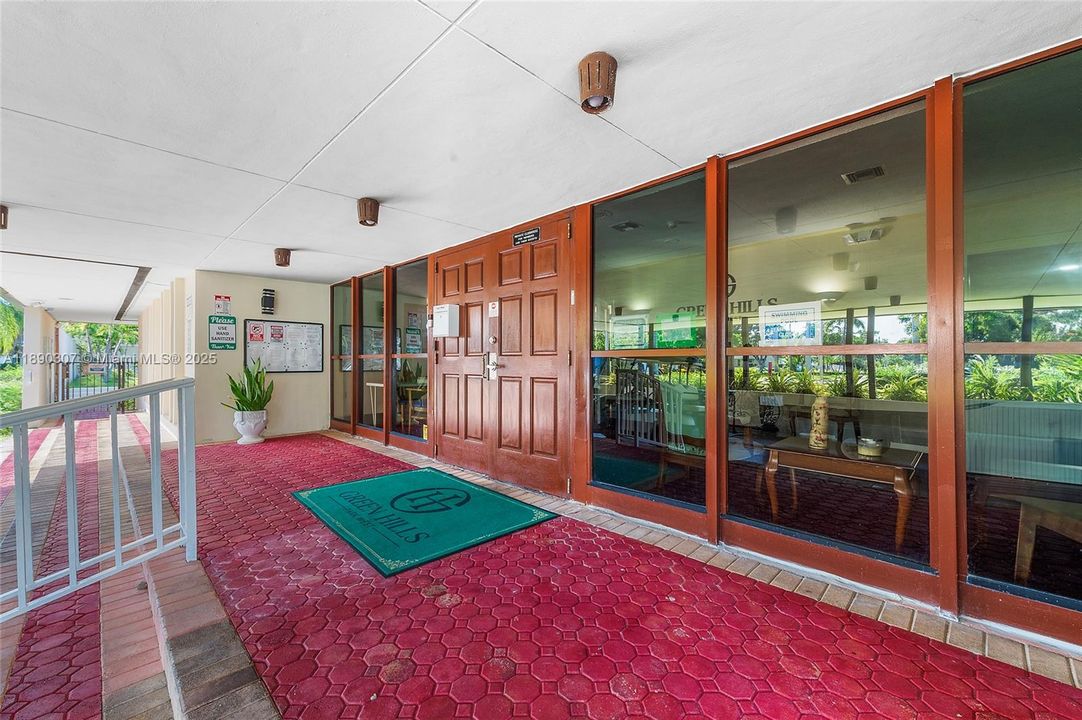 Под контрактом: $339,900 (2 спален, 2 ванн, 1240 Квадратных фут)