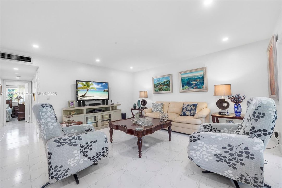 Под контрактом: $339,900 (2 спален, 2 ванн, 1240 Квадратных фут)