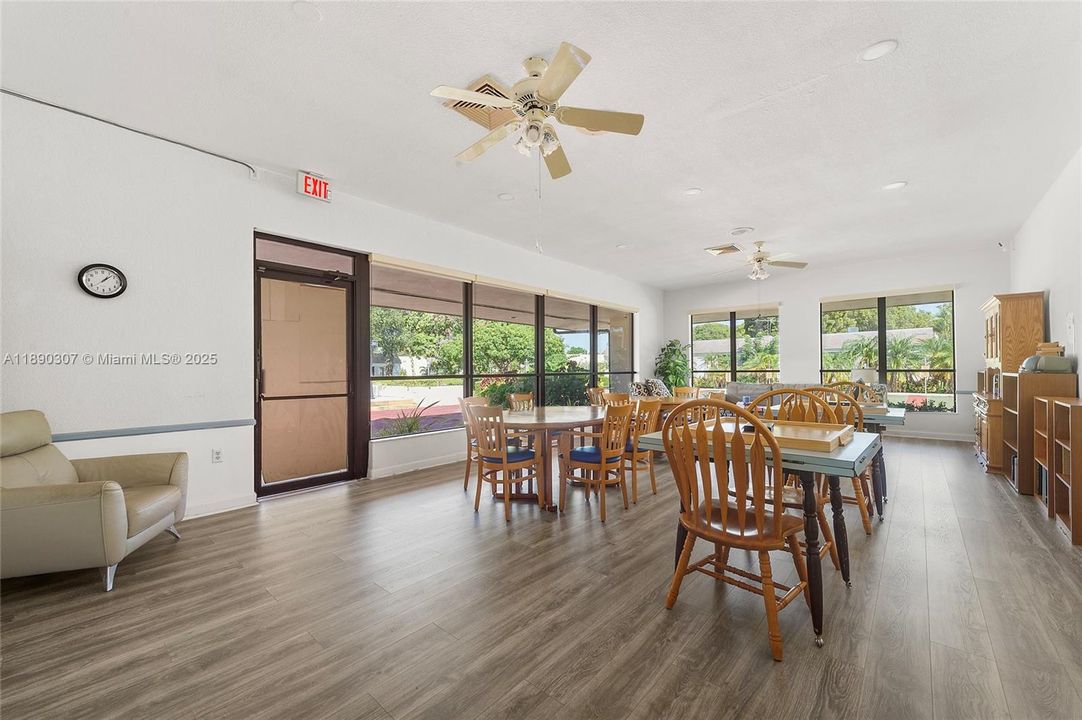 Под контрактом: $339,900 (2 спален, 2 ванн, 1240 Квадратных фут)