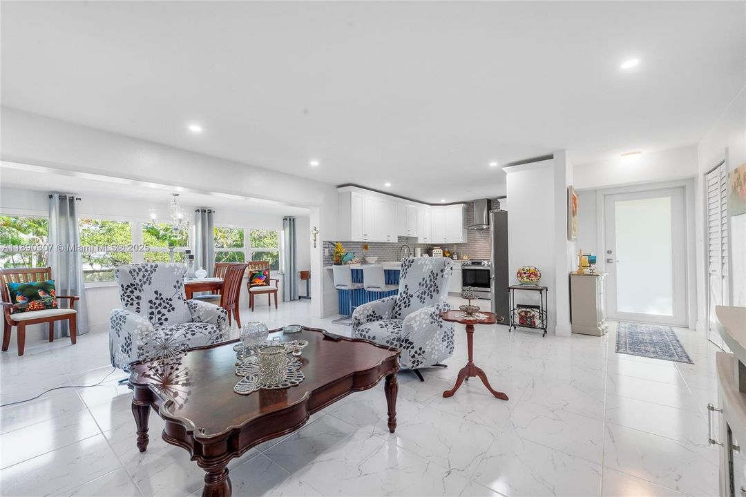 Под контрактом: $339,900 (2 спален, 2 ванн, 1240 Квадратных фут)