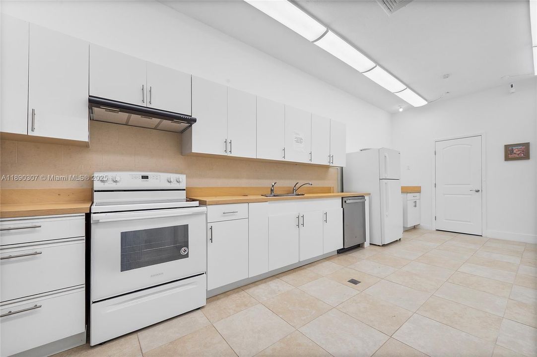 Под контрактом: $339,900 (2 спален, 2 ванн, 1240 Квадратных фут)