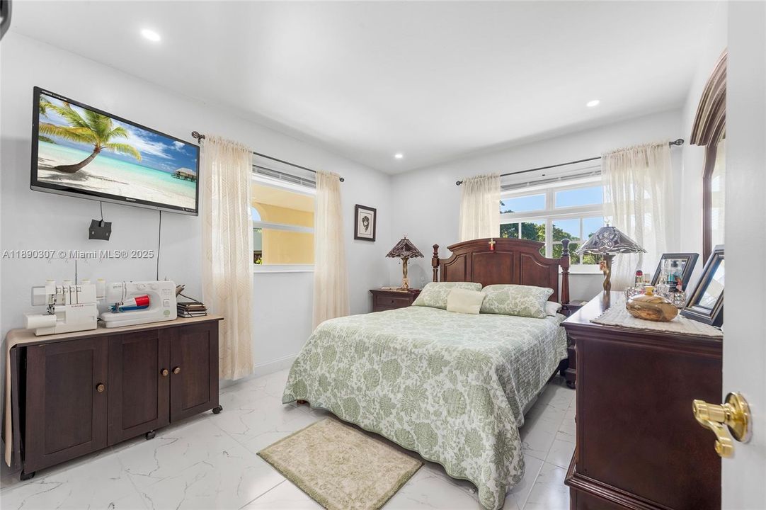 Под контрактом: $339,900 (2 спален, 2 ванн, 1240 Квадратных фут)