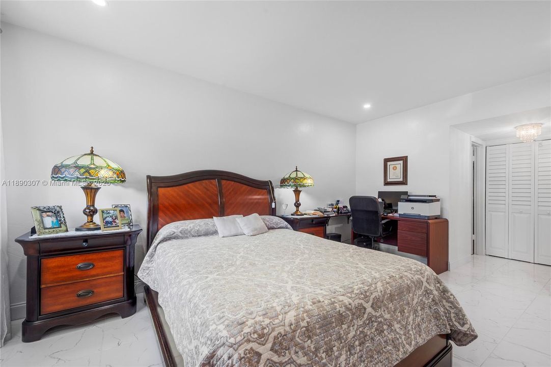 Под контрактом: $339,900 (2 спален, 2 ванн, 1240 Квадратных фут)