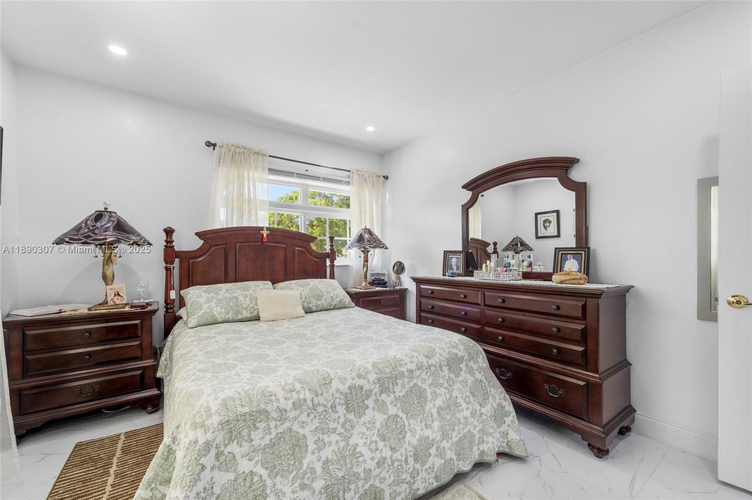 Под контрактом: $339,900 (2 спален, 2 ванн, 1240 Квадратных фут)