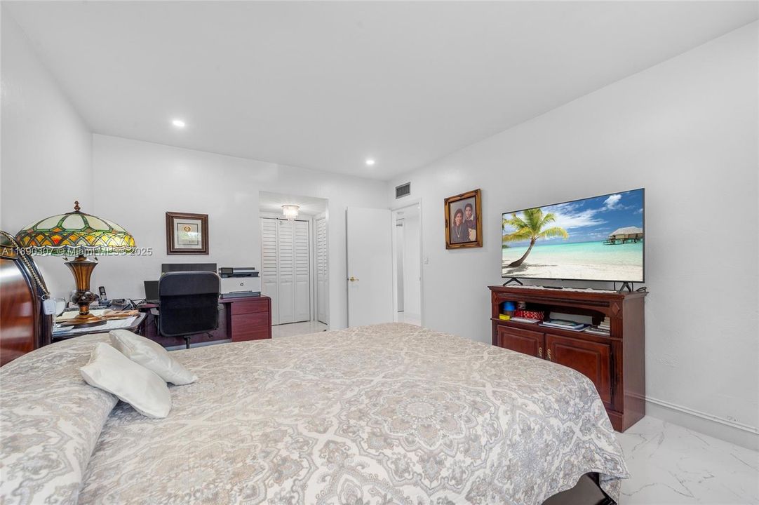 Под контрактом: $339,900 (2 спален, 2 ванн, 1240 Квадратных фут)