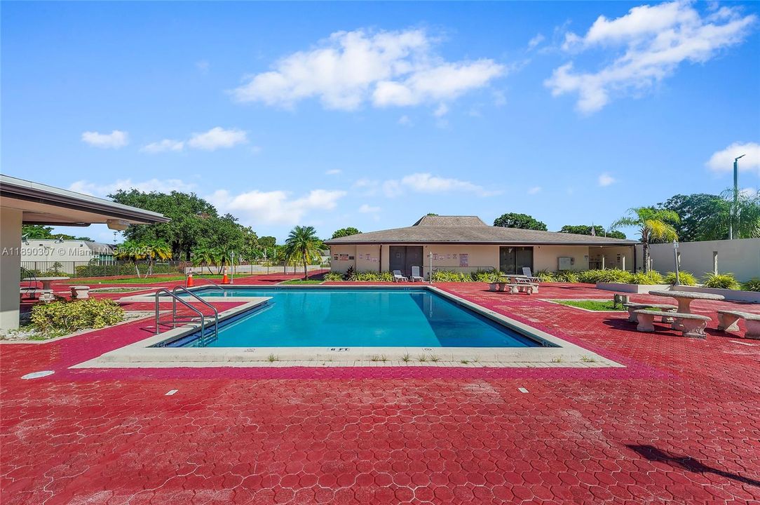 Под контрактом: $339,900 (2 спален, 2 ванн, 1240 Квадратных фут)