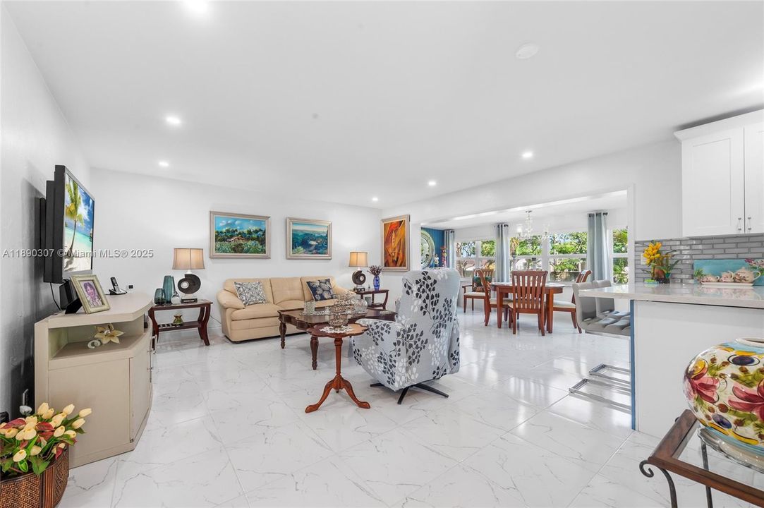 Под контрактом: $339,900 (2 спален, 2 ванн, 1240 Квадратных фут)