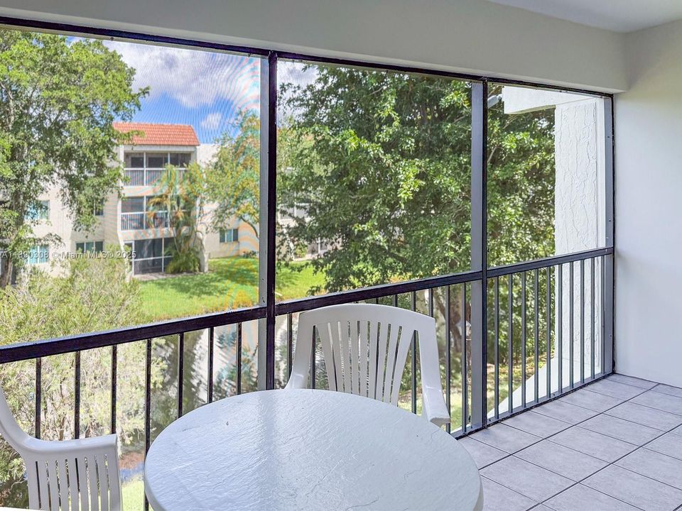 合同活跃: $240,000 (2 贝兹, 2 浴室, 1106 平方英尺)