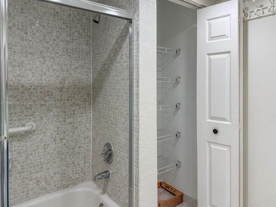 合同活跃: $240,000 (2 贝兹, 2 浴室, 1106 平方英尺)