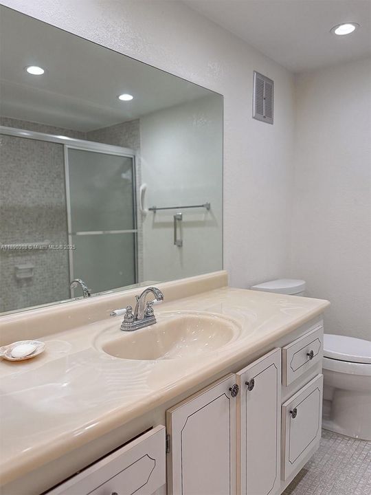 合同活跃: $240,000 (2 贝兹, 2 浴室, 1106 平方英尺)