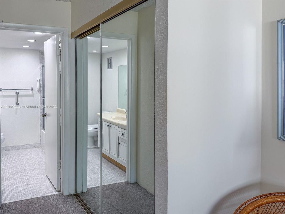 合同活跃: $240,000 (2 贝兹, 2 浴室, 1106 平方英尺)