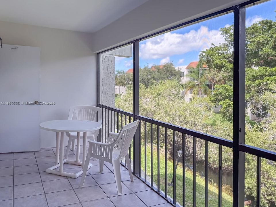 合同活跃: $240,000 (2 贝兹, 2 浴室, 1106 平方英尺)