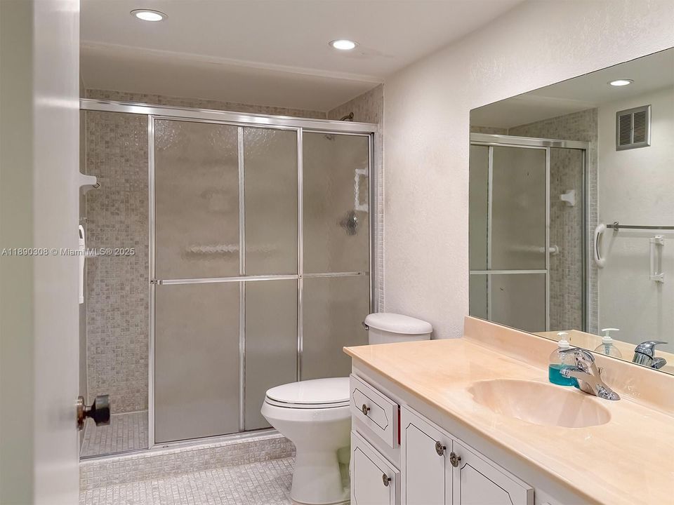 合同活跃: $240,000 (2 贝兹, 2 浴室, 1106 平方英尺)