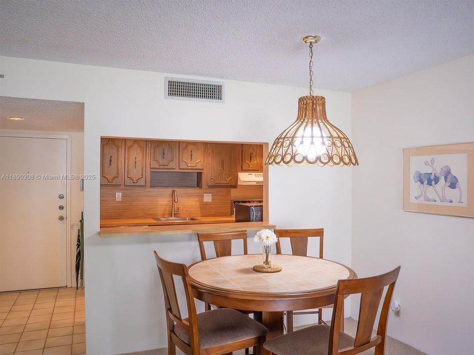 合同活跃: $240,000 (2 贝兹, 2 浴室, 1106 平方英尺)