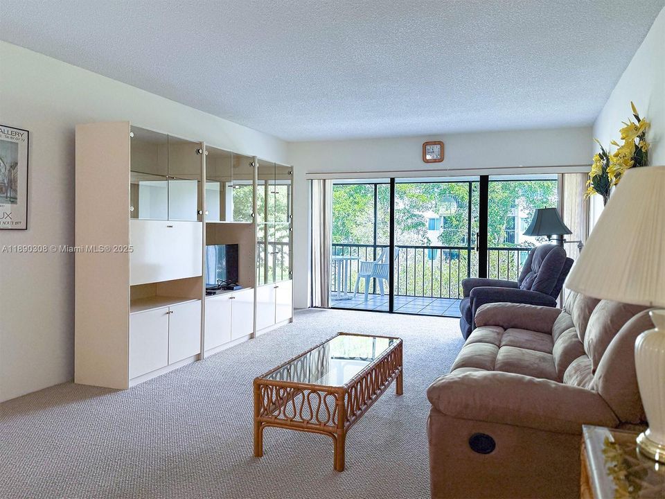 合同活跃: $240,000 (2 贝兹, 2 浴室, 1106 平方英尺)