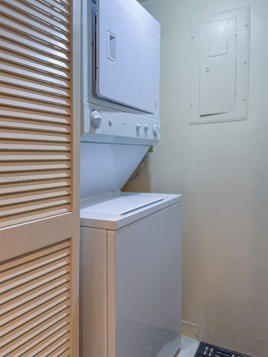 合同活跃: $240,000 (2 贝兹, 2 浴室, 1106 平方英尺)