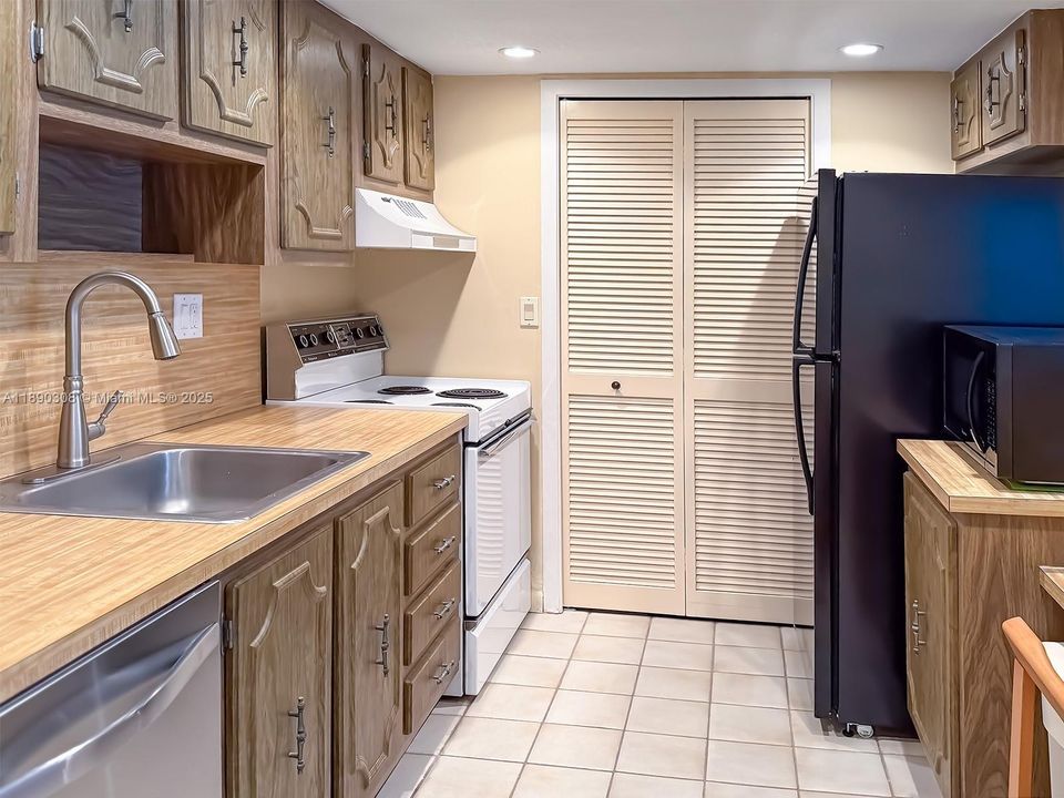 合同活跃: $240,000 (2 贝兹, 2 浴室, 1106 平方英尺)