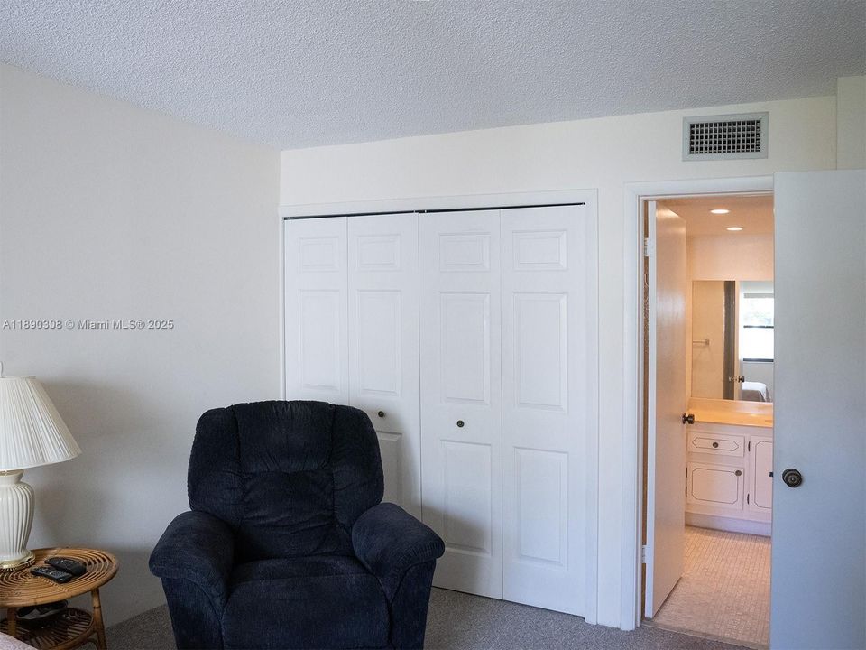 合同活跃: $240,000 (2 贝兹, 2 浴室, 1106 平方英尺)