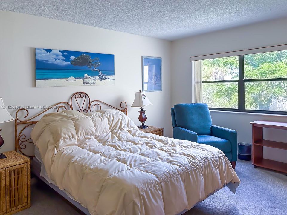 合同活跃: $240,000 (2 贝兹, 2 浴室, 1106 平方英尺)