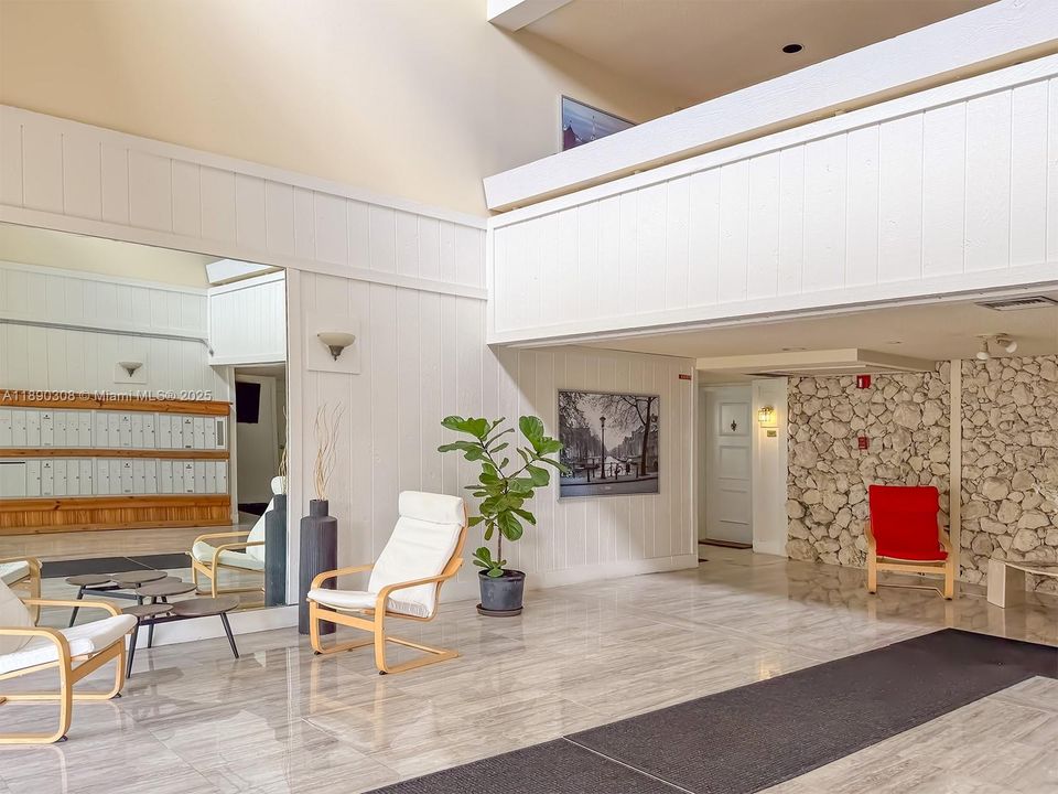 合同活跃: $240,000 (2 贝兹, 2 浴室, 1106 平方英尺)