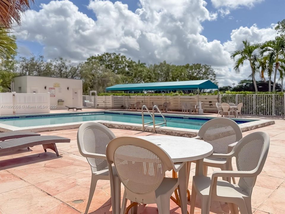 合同活跃: $240,000 (2 贝兹, 2 浴室, 1106 平方英尺)