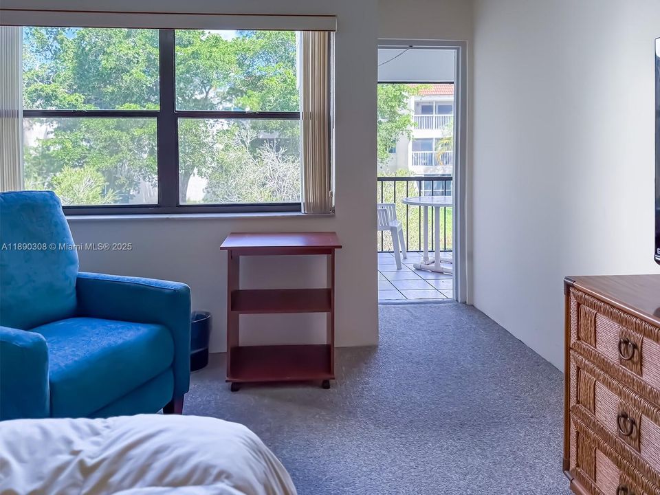 合同活跃: $240,000 (2 贝兹, 2 浴室, 1106 平方英尺)