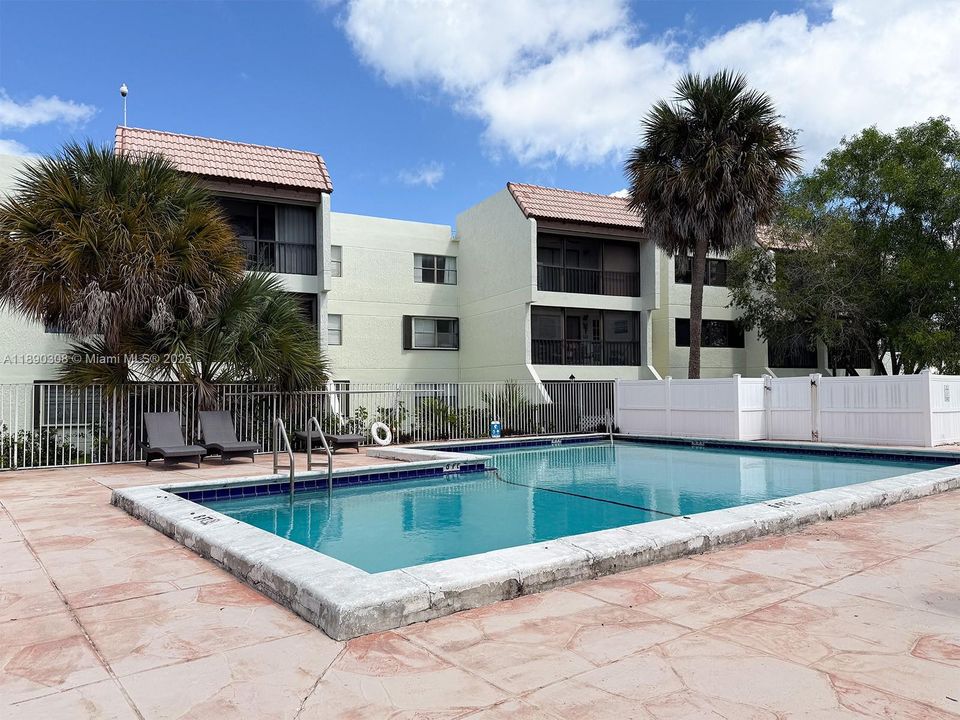 合同活跃: $240,000 (2 贝兹, 2 浴室, 1106 平方英尺)