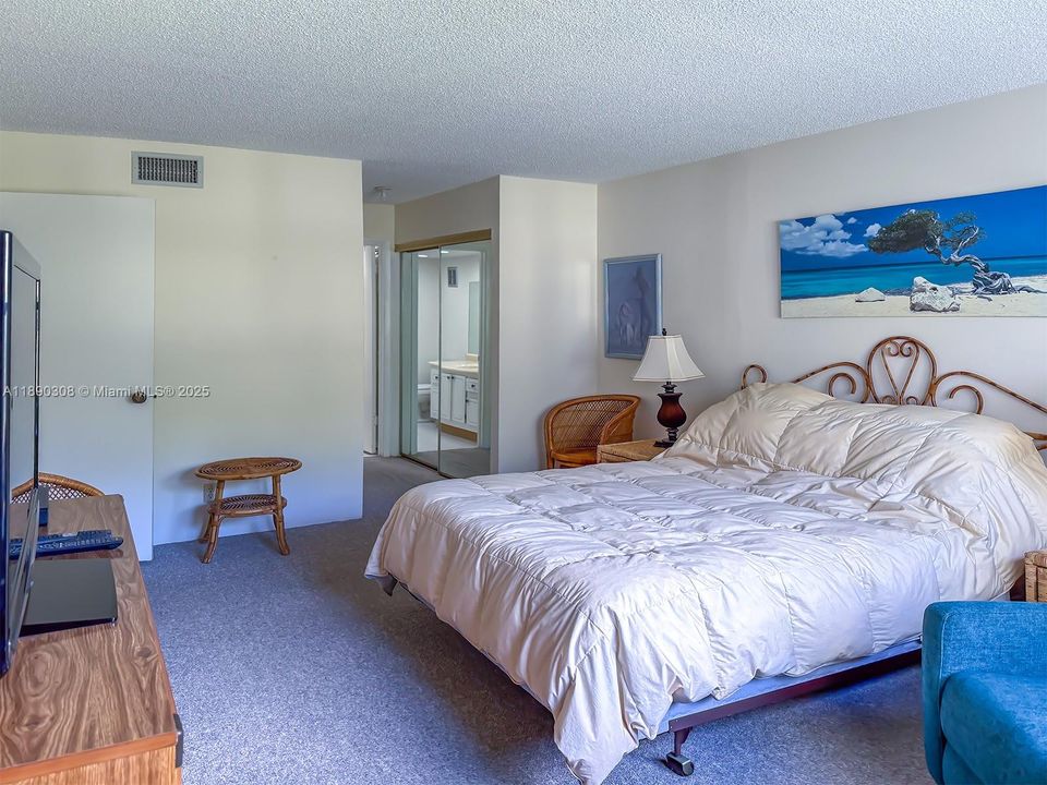 合同活跃: $240,000 (2 贝兹, 2 浴室, 1106 平方英尺)