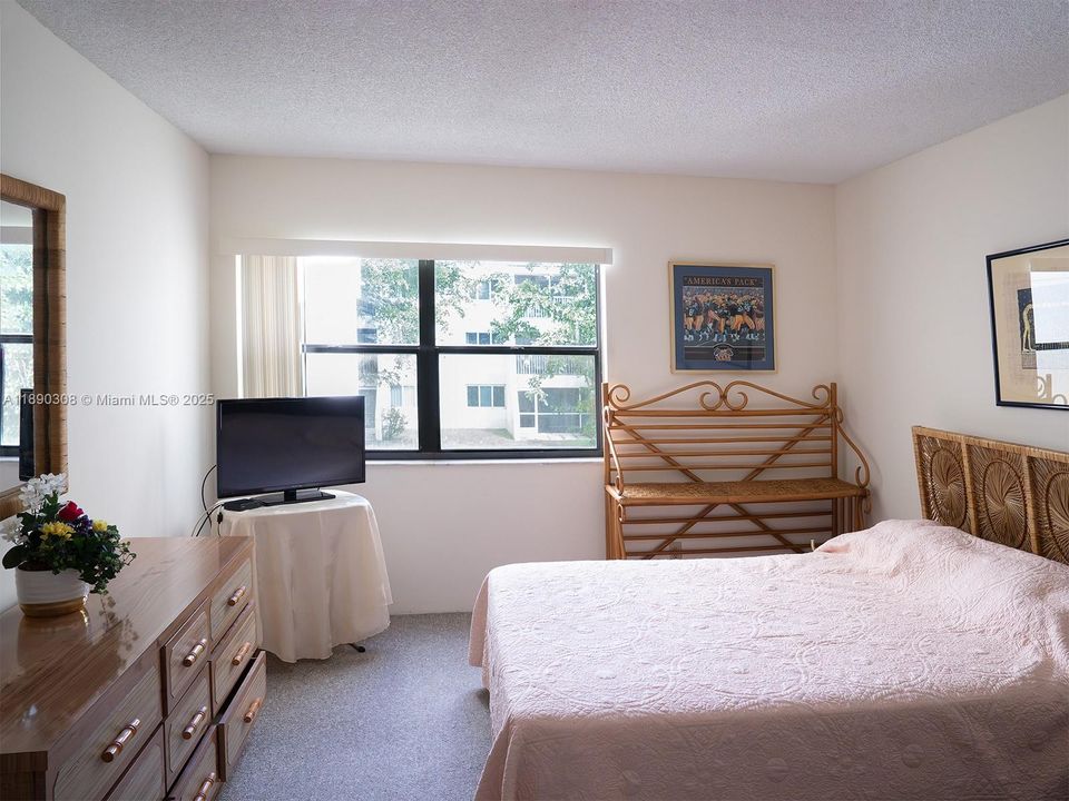 合同活跃: $240,000 (2 贝兹, 2 浴室, 1106 平方英尺)