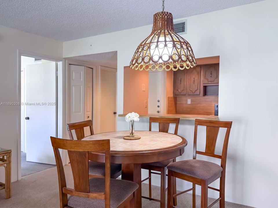 合同活跃: $240,000 (2 贝兹, 2 浴室, 1106 平方英尺)