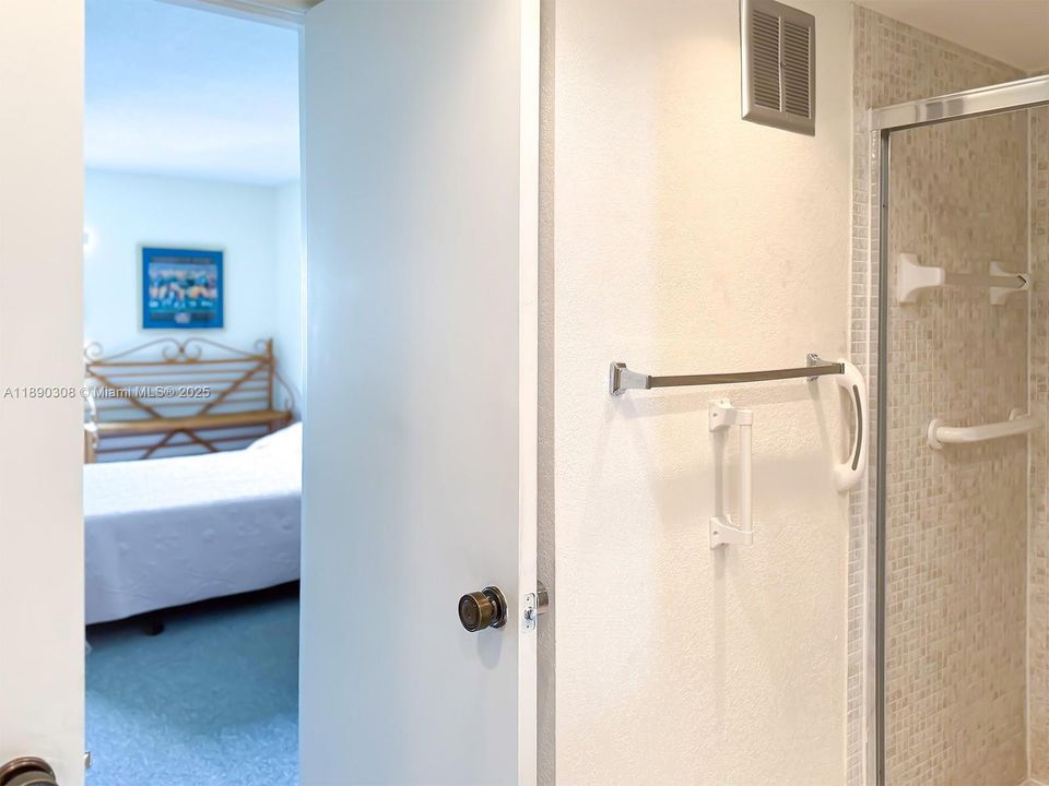 合同活跃: $240,000 (2 贝兹, 2 浴室, 1106 平方英尺)