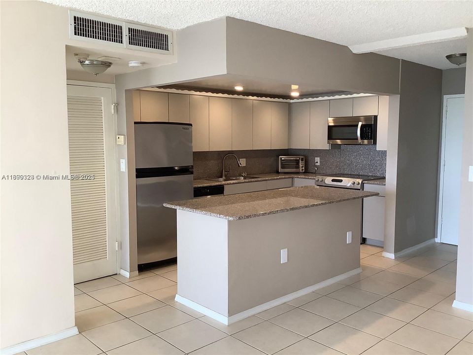 Recently Rented: $2,500 (1 beds, 1 baths, 804 Square Feet)