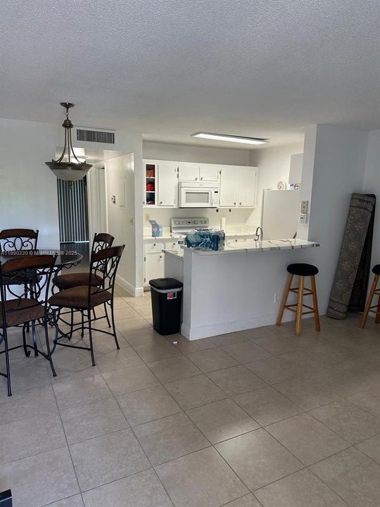 Active With Contract: $130,000 (1 beds, 1 baths, 704 Square Feet)
