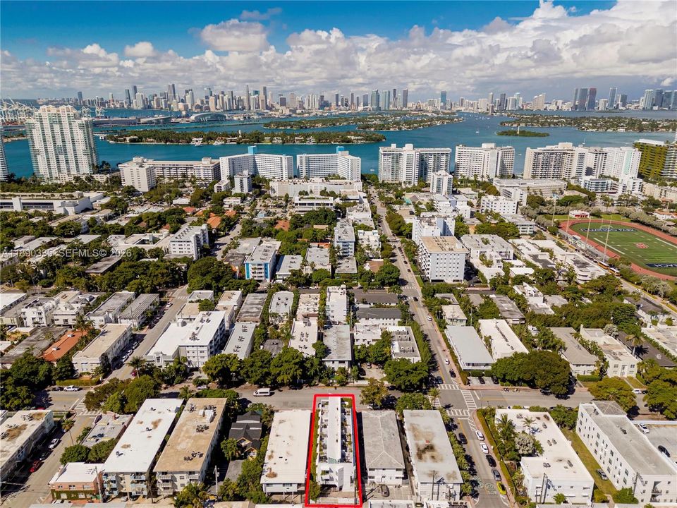 Walk to beloved Flamingo Park, Whole Foods, beaches, Lincoln Road!