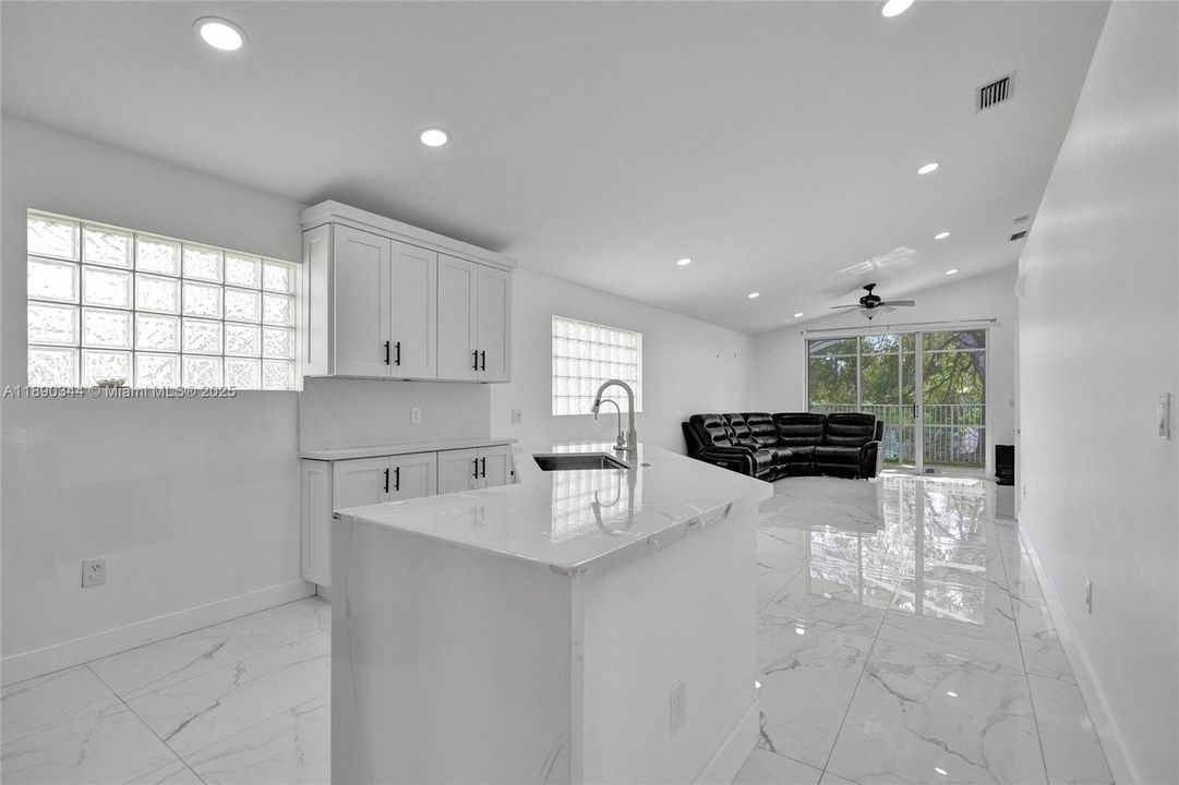 最近租的: $3,900 (3 贝兹, 2 浴室, 1416 平方英尺)