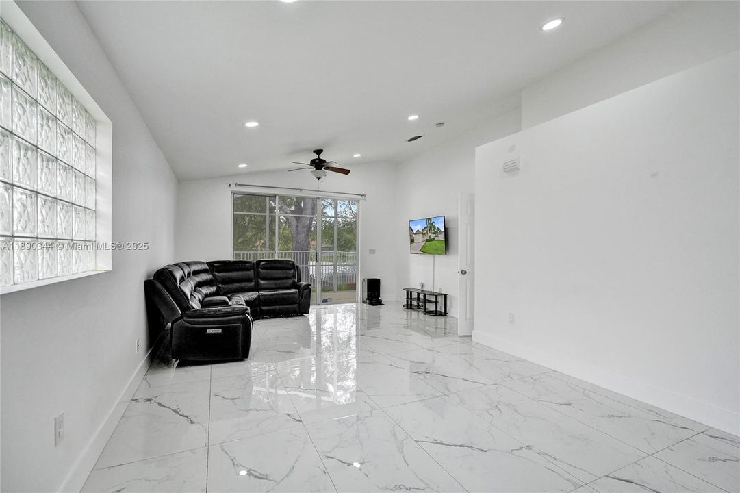 最近租的: $3,900 (3 贝兹, 2 浴室, 1416 平方英尺)