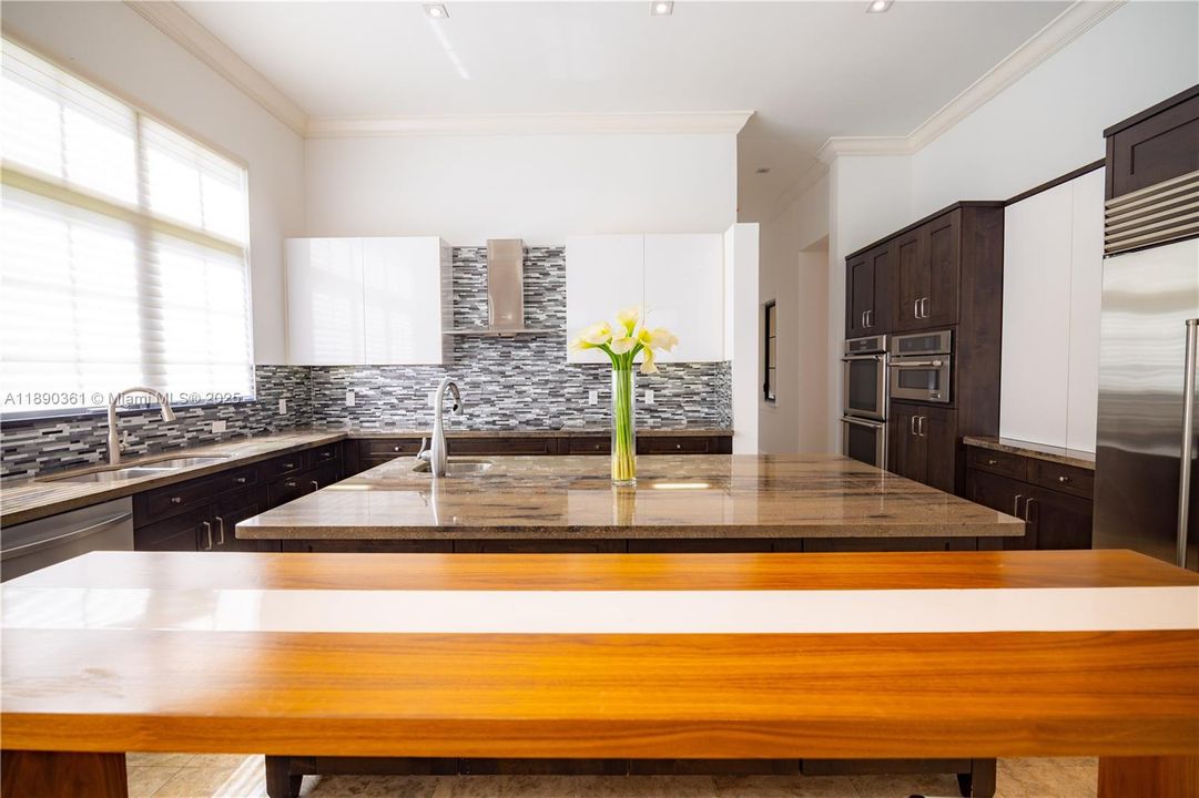 На продажу: $2,399,000 (5 спален, 3 ванн, 3143 Квадратных фут)