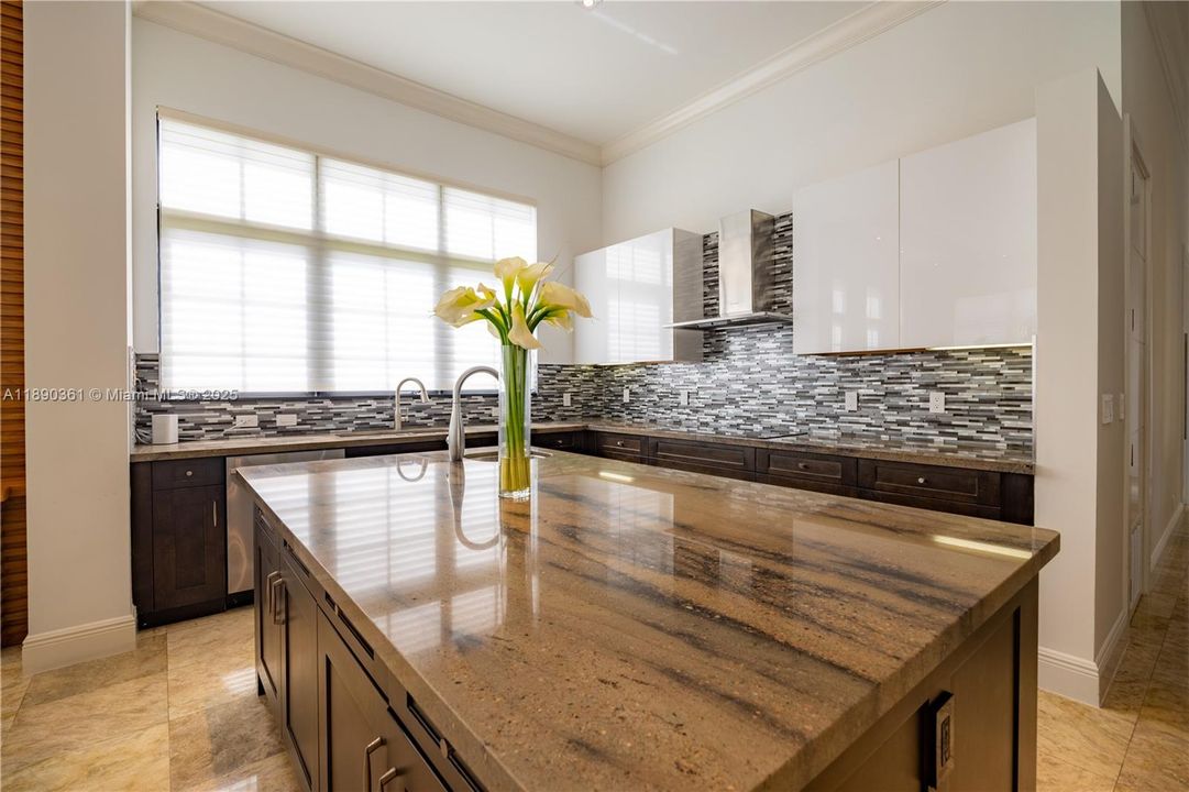 На продажу: $2,399,000 (5 спален, 3 ванн, 3143 Квадратных фут)