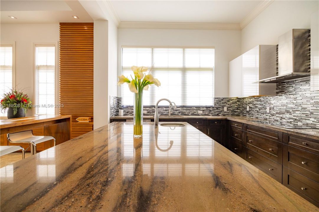 На продажу: $2,399,000 (5 спален, 3 ванн, 3143 Квадратных фут)