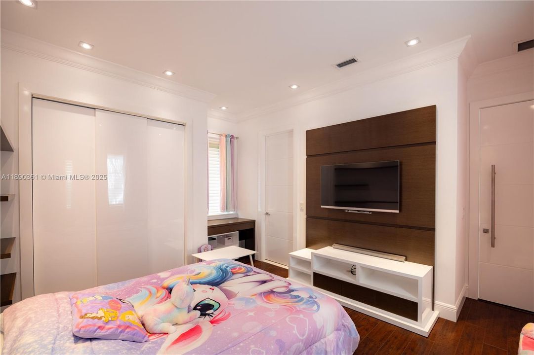 На продажу: $2,399,000 (5 спален, 3 ванн, 3143 Квадратных фут)