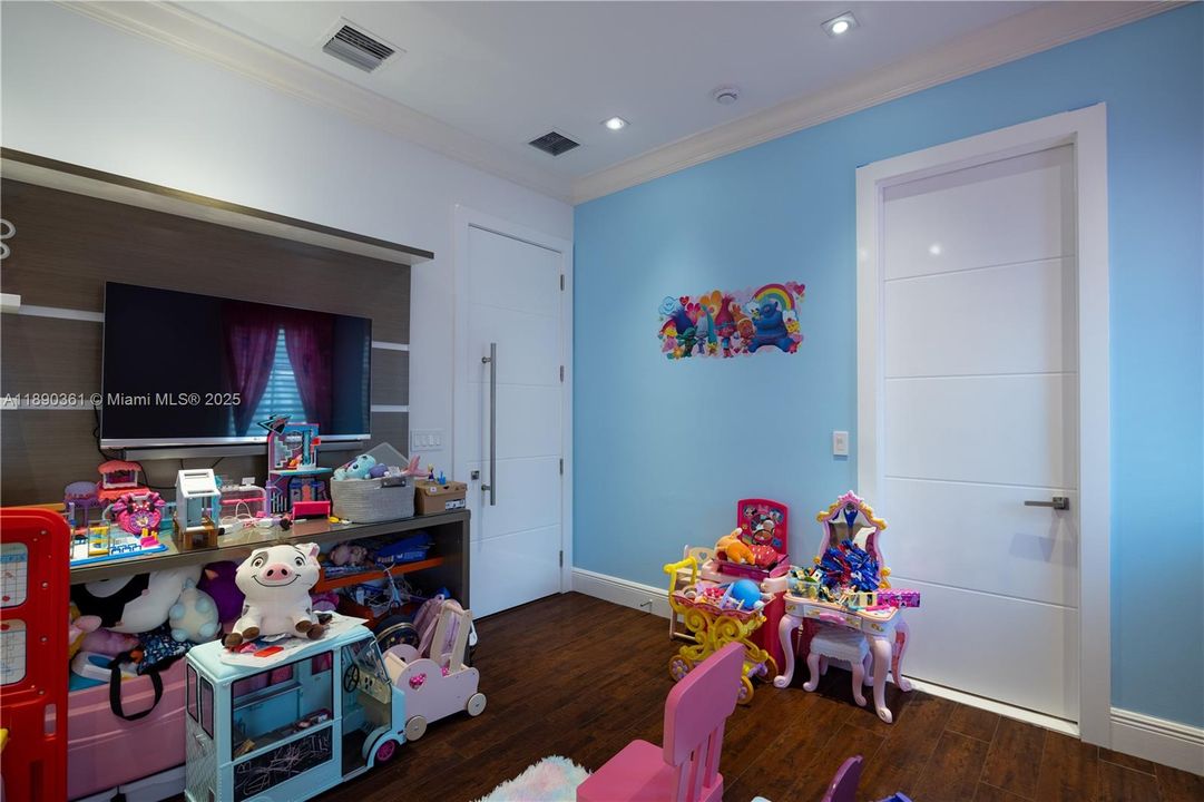 На продажу: $2,399,000 (5 спален, 3 ванн, 3143 Квадратных фут)