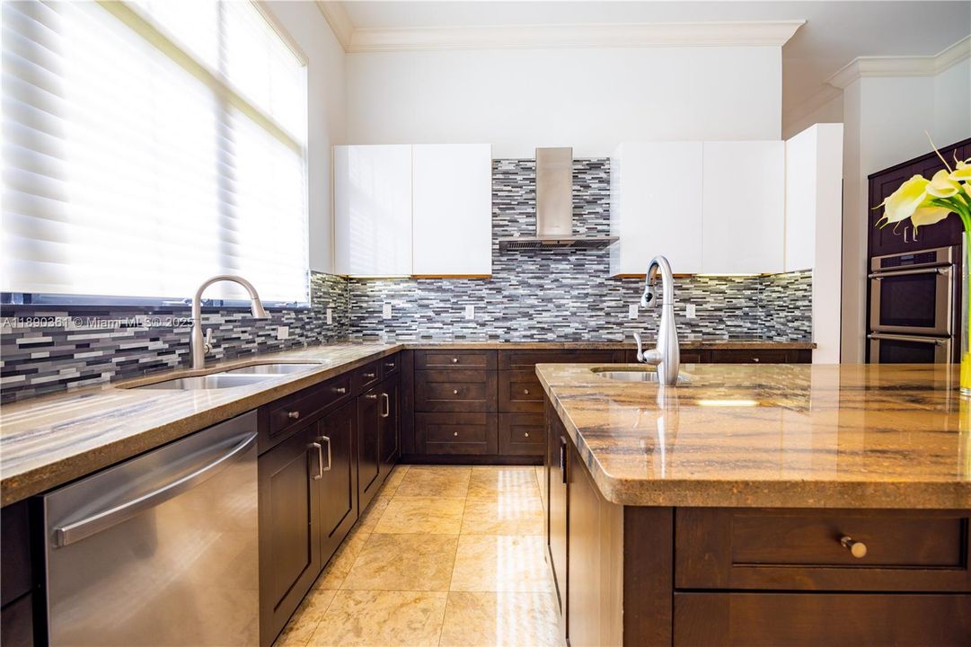 На продажу: $2,399,000 (5 спален, 3 ванн, 3143 Квадратных фут)