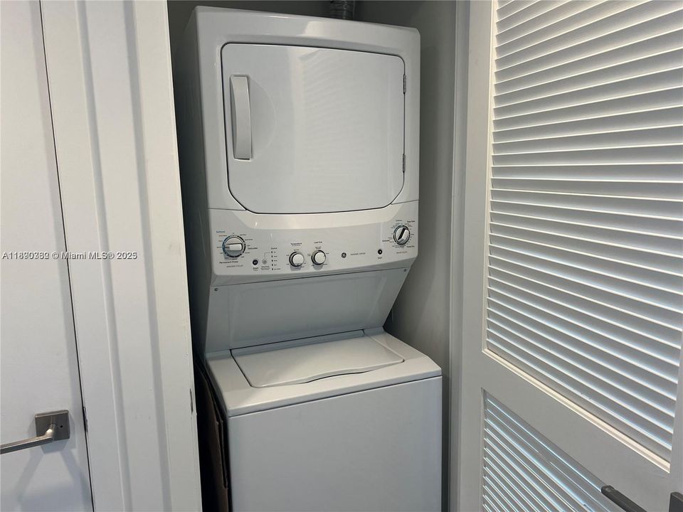 For Sale: $460,000 (1 beds, 1 baths, 593 Square Feet)