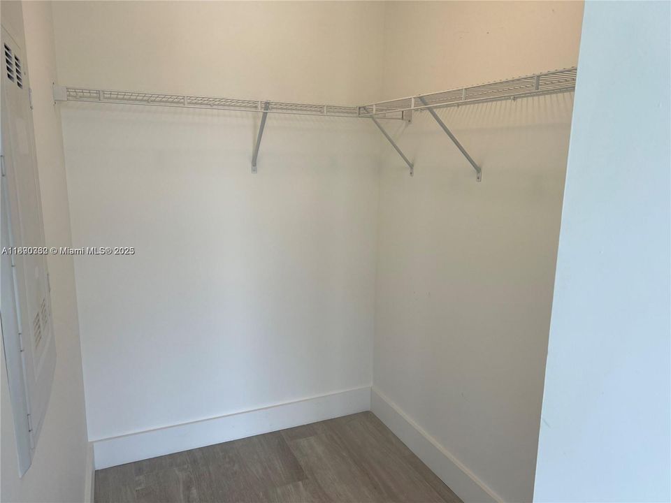 For Sale: $460,000 (1 beds, 1 baths, 593 Square Feet)
