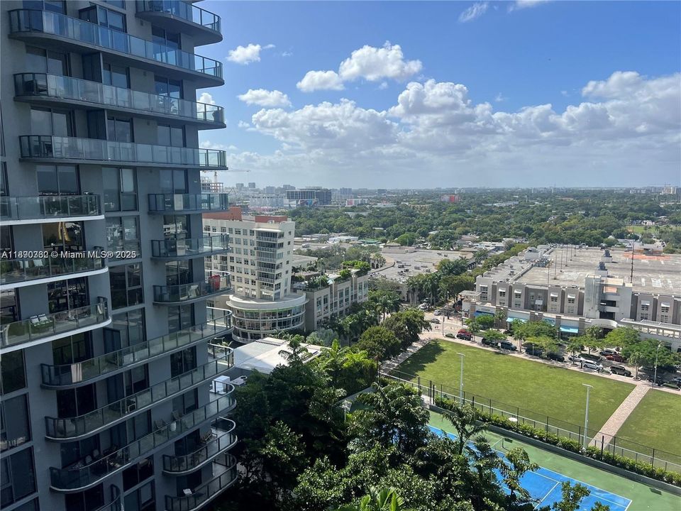 For Sale: $460,000 (1 beds, 1 baths, 593 Square Feet)