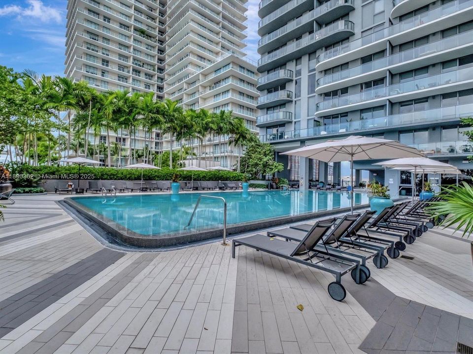 For Sale: $460,000 (1 beds, 1 baths, 593 Square Feet)