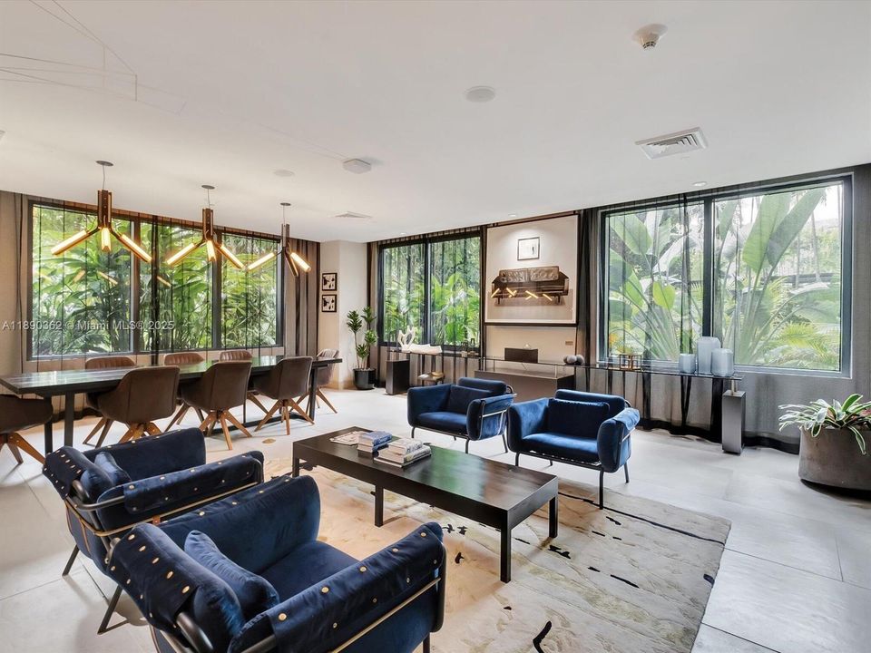 For Sale: $460,000 (1 beds, 1 baths, 593 Square Feet)