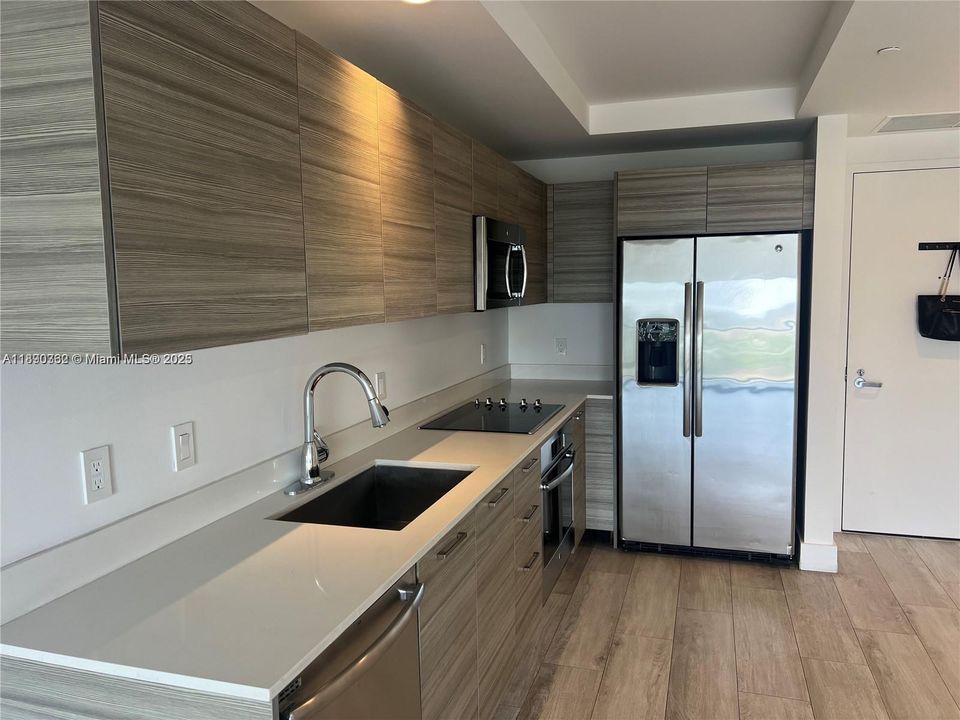 For Sale: $460,000 (1 beds, 1 baths, 593 Square Feet)