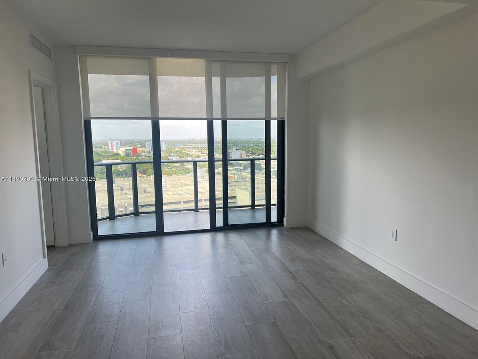 For Sale: $460,000 (1 beds, 1 baths, 593 Square Feet)