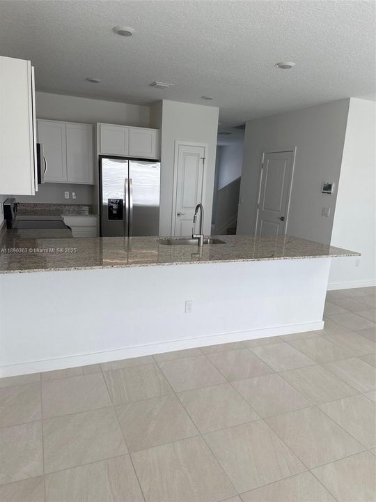 Под контрактом: $2,700 (3 спален, 2 ванн, 1500 Квадратных фут)